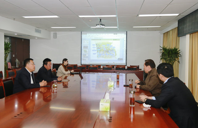 尋寰中來高鐵新區(qū)考察