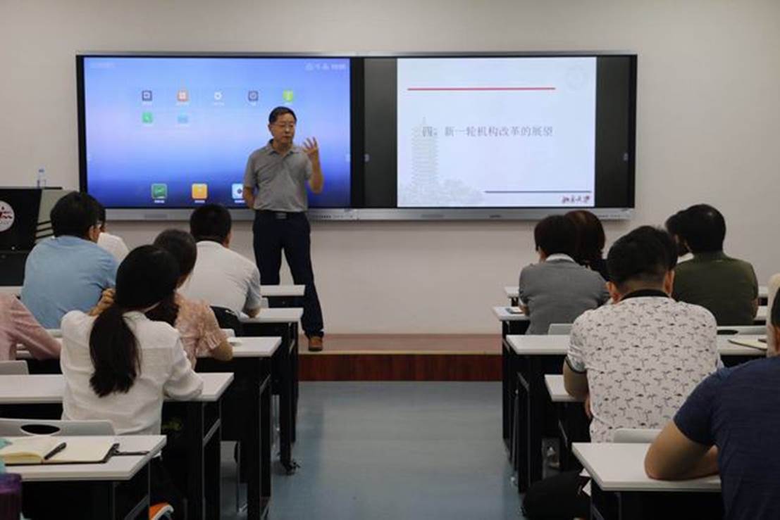 國(guó)務(wù)院學(xué)位委員會(huì)公共管理學(xué)科評(píng)議組專家周志忍教授來校作報(bào)告