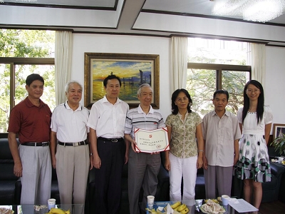 校祝賀陳孔立獲得“全國(guó)離退休干部先進(jìn)個(gè)人”